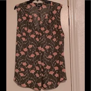 Women’s Short Sleeve Flower Top - size 2X